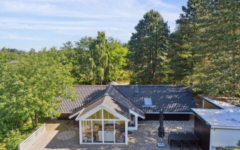 Laurens - 800M from the Sea: Toit, Maison, Domicile, Chalet, Siding, Biens, Allée, Batiments Jardin, Cour, Cabanon