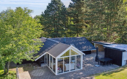 Laurens - 800M from the Sea: Toit, Maison, Domicile, Chalet, Siding, Biens, Allée, Batiments Jardin, Cour, Cabanon