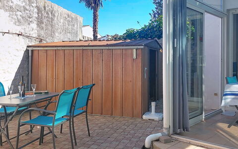 La Boirie: Bois, Sol, Porte, Tache De Bois, Dur, Ombre, Accueil Porte, Chaise, Mobilier De Jardin, Planche