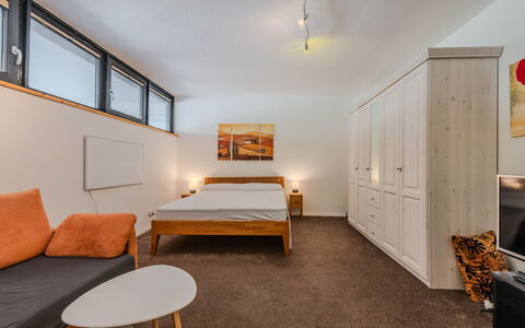 Riva del Garda 101: Meubles, Design Intérieur, Sol, Sol, Mur, Pièce, Lit, Bois, Plafond, Chambre