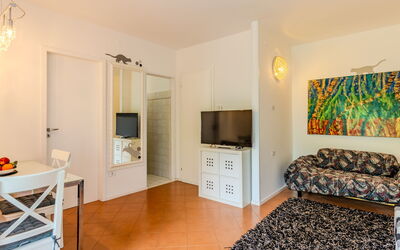 Condominio Garda 101.3: Cabinetry, Bois, Sol, Maison, Sol, Salon, Dur, Salle, Tache De Bois, Revêtement De Sol Stratifié