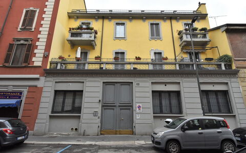 Milan 402: Ciel, Nuage, L'Eau, Table, Meubles, Mobilier De Jardin, Ombre, Bois, Tableau De Plein Air, Chaise