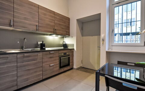 Milan 402: Cuisine, Sol, Principaux Appliance, Appareil De Cuisine, Design Intérieur, Comptoir, Cabinetry, Sol, Appartement, Parquet