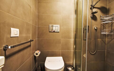Milan 402: Salle De Bains, Luminaire Plomberie, Siège De Toilette, Sol, Toilette, Sol, Design Intérieur, Plomberie, Robinet, Tuile