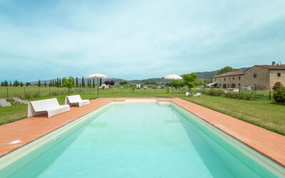 Cortona 220: Ciel, Nuage, L'Eau, Plante, Propriété, Piscine, Bâtiment, Arbre, Lot Terre, Herbe