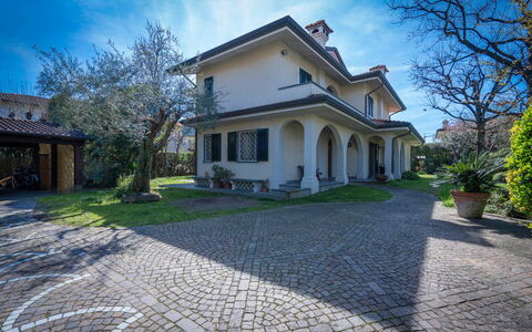 Villa Le Fontanelle In Forte Dei Marmi With Ac: Ciel, Plante, Nuage, Bâtiment, Propriété, Fenêtre, Arbre, Maison, Surface De La Route, Herbe