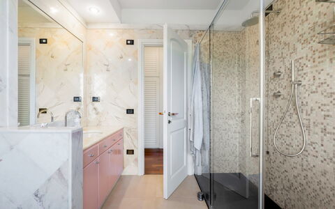 Villa Le Fontanelle In Forte Dei Marmi With Ac: Miroir, Propriété, Robinet, Évier, Luminaire Plomberie, Armoire De Toilette, Design Intérieur, Architecture, Salle De Bains