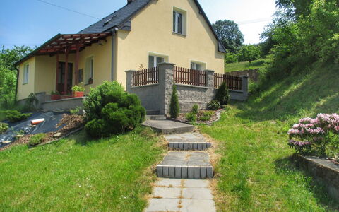 Pod Ostaší: Plante, Ciel, Bâtiment, Propriété, Fenêtre, Maison, Arbre, Lot Terre, Végétation, Quartier