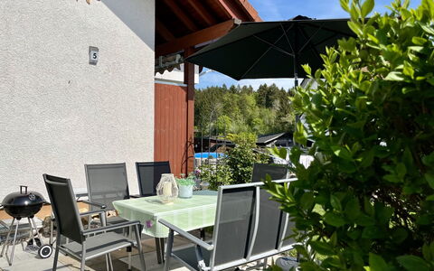 Haus an der Sonne: Propriété, Meubles, Ciel, Table, Ombre, Chaise, Plante, Mobilier De Jardin, Tableau De Plein Air, Bois