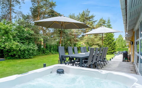 Tovi - 600M from the Sea: Meubles, Design Intérieur, Chaise, Sol, Table, Recours, Sol, Plafond, Pièce, Eco Hôtel