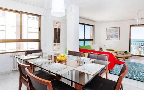 Paseo: Table, Meubles, Chaise, Bois, Design Intérieur, Sol, Sol, Tache De Bois, Mur, Table Cuisine Et Salle A Manger
