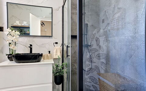Id&La: Design Intérieur, Luminaire Plomberie, Sol, Salle De Bains, Armoire De Toilette, Sol, Miroir, Plomberie, Robinet, Tuile