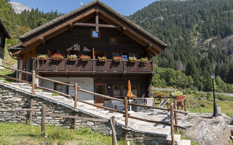 Incanto Walser Apartments Testa: Plante, Propriété, Ciel, Montagne, Arbre, Bois, Paysage Naturel, Fenêtre, Maison, Montagnes