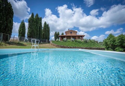 Vineyard’s Cottage With Pool, Ac, Wifi - Siena: Nuage, L'Eau, Ciel, Plante, Propriété, Arbre, Bleu Azur, Bâtiment, Piscine, Paysage Naturel