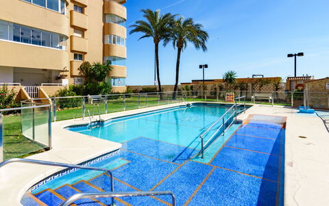 Fuengirola 605: L'Eau, Bâtiment, Ciel, Plante, Fenêtre, Piscine, Bleu Azur, Arbre, Ombre, Maison