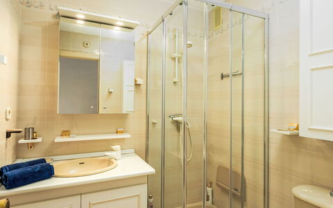Fuengirola 605: Miroir, Propriété, Luminaire Plomberie, Évier, Robinet, Porte De Douche, Salle De Bains, Bâtiment, Design Intérieur