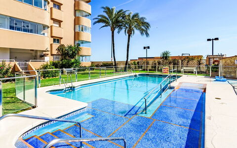 Fuengirola 605: L'Eau, Ciel, Bâtiment, Fenêtre, Plante, Piscine, Bleu Azur, Arbre, Ombre, Condominium