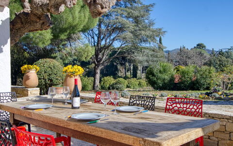 La Bastide de Magdeleine: Table, Meubles, Propriété, Ciel, Bâtiment, Canapé, Bleu Azur, Nuage, Ombre, Design Intérieur