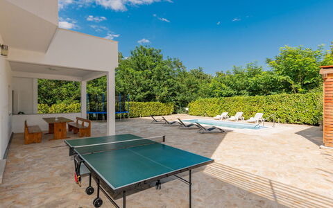 Villa Dalmatina: Ciel, Bâtiment, Bleu Azur, Ombre, Table, Nuage, Arbre, Design Intérieur, Architecture, Équipement Sportif