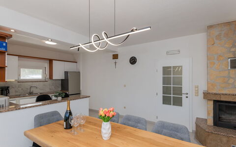 Villa Dalmatina: Design Intérieur, Luminaire, Plafond, Bois, Sol, Meubles, Éclairage, Comptoir, Cuisine, Domicile