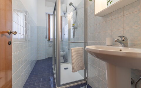 Casa Rivamare: Évier, Luminaire Plomberie, Miroir, Robinet, Lavabo, Salle De Bains, Design Intérieur, Architecture, Sol