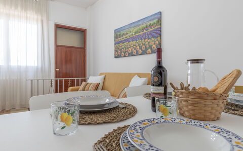 Casa Rivamare: Table, Vaisselle, Meubles, Propriété, Vaisselle, Nappe De Table, Textile, Design Intérieur, Bois, Assiette