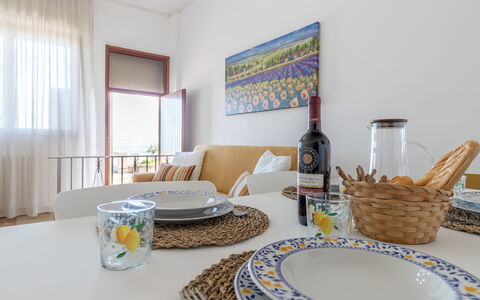 Casa Rivamare: Table, Propriété, Meubles, Vaisselle, Fenêtre, Vaisselle, Bleu Azur, Bouteille, Textile, Bois