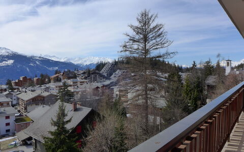 Crans-Montana 666: Nuage, Ciel, Montagne, Propriété, Arbre, Bâtiment, Plante, Neige, Pente, Bois
