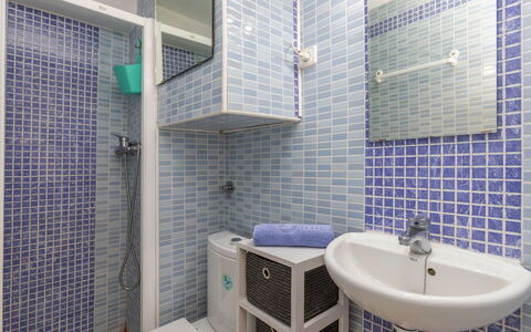 Rosa Maria Mar: L'Eau, Bâtiment, Ciel, Jour, Propriété, Piscine, Bleu Azur, Fenêtre, Bloc Tour, Plante