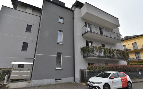 Olmo Garden Apartment: L'Eau, Bâtiment, Ciel, Jour, Propriété, Piscine, Bleu Azur, Fenêtre, Bloc Tour, Plante