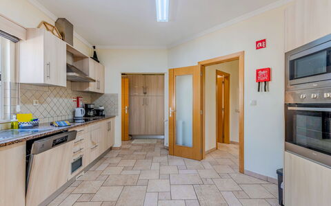 Carmen: Sol, Sol, Bois, Plafond, Design Intérieur, Éclairage, Cabinetry, Pièce, Cuisine, Appartement