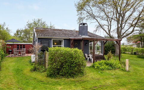 Venla - 150M from the Sea: Maison, Toit, Chalet, Arbuste, Domicile, Zone Rurale, Lot Terre, Ferme, Jardin