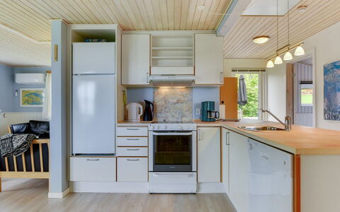 Venla - 150M from the Sea: Cuisine, Design Intérieur, Comptoir, Appareil De Cuisine, Sol, Bois, Principaux Appliance, Plafond, Électroménager, Meubles