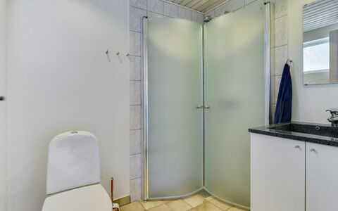 Venla - 150M from the Sea: Sol, Luminaire Plomberie, Sol, Salle De Bains, Design Intérieur, Douche, Plomberie, Toilette, Tuile, Plafond