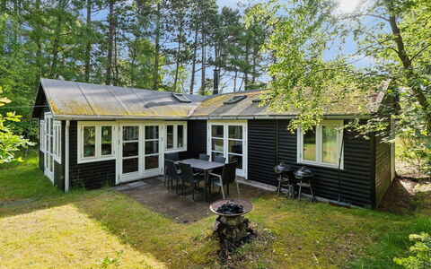 Borghild - 1Km from the Sea: Maison, Arbuste, Chalet, Domicile, Toit, Biens, Jardin, Batiments Jardin, Cour, Siding
