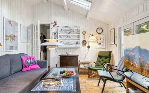 Borghild - 1Km from the Sea: Meubles, Design Intérieur, Bois, Sol, Plafond, Canapé, Pièce, Sol, Salon, Éclairage
