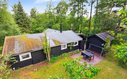 Borghild - 1Km from the Sea: Maison, Chalet, Domicile, Toit, Arbuste, Zone Rurale, Biens, Jardin, Siding, Arrière-Cour