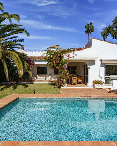 Villa Alcornoque: Jour, Bâtiment, Ciel, Bleu Azur, Fenêtre, Architecture, Table, Condominium, Bois, Rayonnage