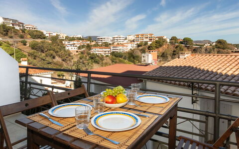 Llançà 501: Jour, Bâtiment, Ciel, Bleu Azur, Fenêtre, Architecture, Table, Condominium, Bois, Rayonnage