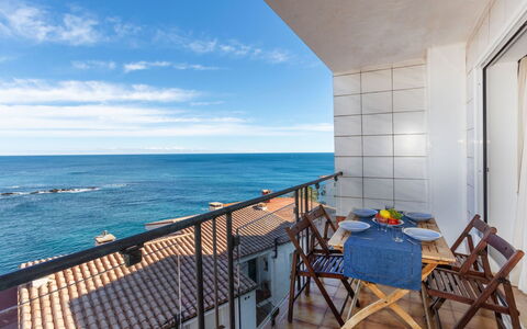 Llançà 501: Jour, Bâtiment, Ciel, Bleu Azur, Fenêtre, Architecture, Table, Condominium, Bois, Rayonnage