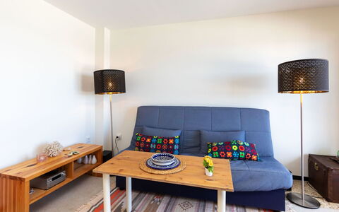 Neptuno: Jour, Bâtiment, Ciel, Bleu Azur, Fenêtre, Architecture, Table, Condominium, Bois, Rayonnage