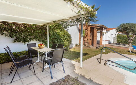 Cataluña: Jour, Bâtiment, Ciel, Bleu Azur, Fenêtre, Architecture, Table, Condominium, Bois, Rayonnage