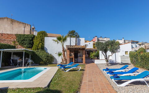Cataluña: Jour, Bâtiment, Ciel, Bleu Azur, Fenêtre, Architecture, Table, Condominium, Bois, Rayonnage