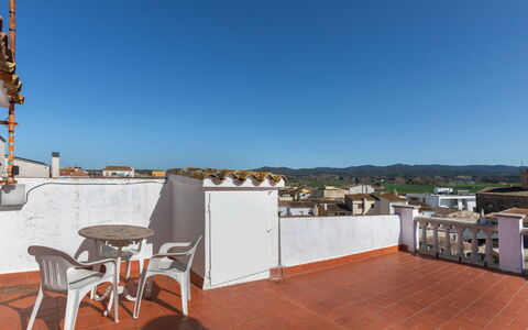 Cataluña: Jour, Bâtiment, Ciel, Bleu Azur, Fenêtre, Architecture, Table, Condominium, Bois, Rayonnage