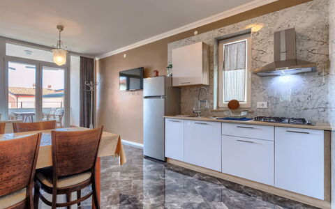 Umag 134: Cabinetry, Meubles, Comptoir, Évier, Chaise, Bois, Bâtiment, Éclairage, Cuisine, Fenêtre