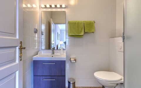 Umag 134: Violet, Cabinetry, Salle De Bains, Luminaire Plomberie, Évier, Bâtiment, Design Intérieur, Armoire De Toilette, Sol, Sol