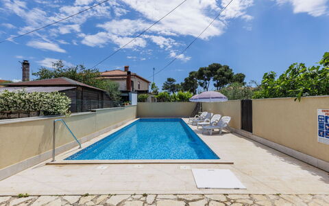 Umag 134: Nuage, Plante, Ciel, Propriété, L'Eau, Piscine, Bleu Azur, Arbre, Bâtiment, Ombre