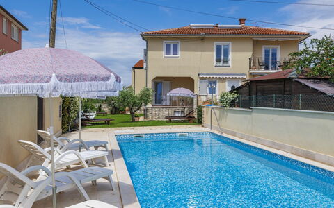 Umag 134: L'Eau, Ciel, Nuage, Plante, Bâtiment, Propriété, Bleu, Piscine, Bleu Azur, Fenêtre