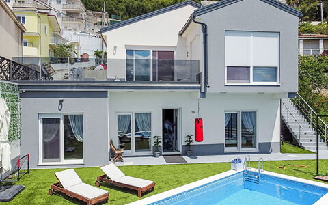Luxury Mir: Propriété, Bâtiment, L'Eau, Fenêtre, Vert, Bleu, Maison, Plante, Design Urbain, Herbe