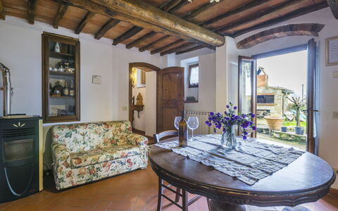 Greve in Chianti 620: Jour, Bâtiment, Ciel, Bleu Azur, Fenêtre, Architecture, Table, Condominium, Bois, Rayonnage